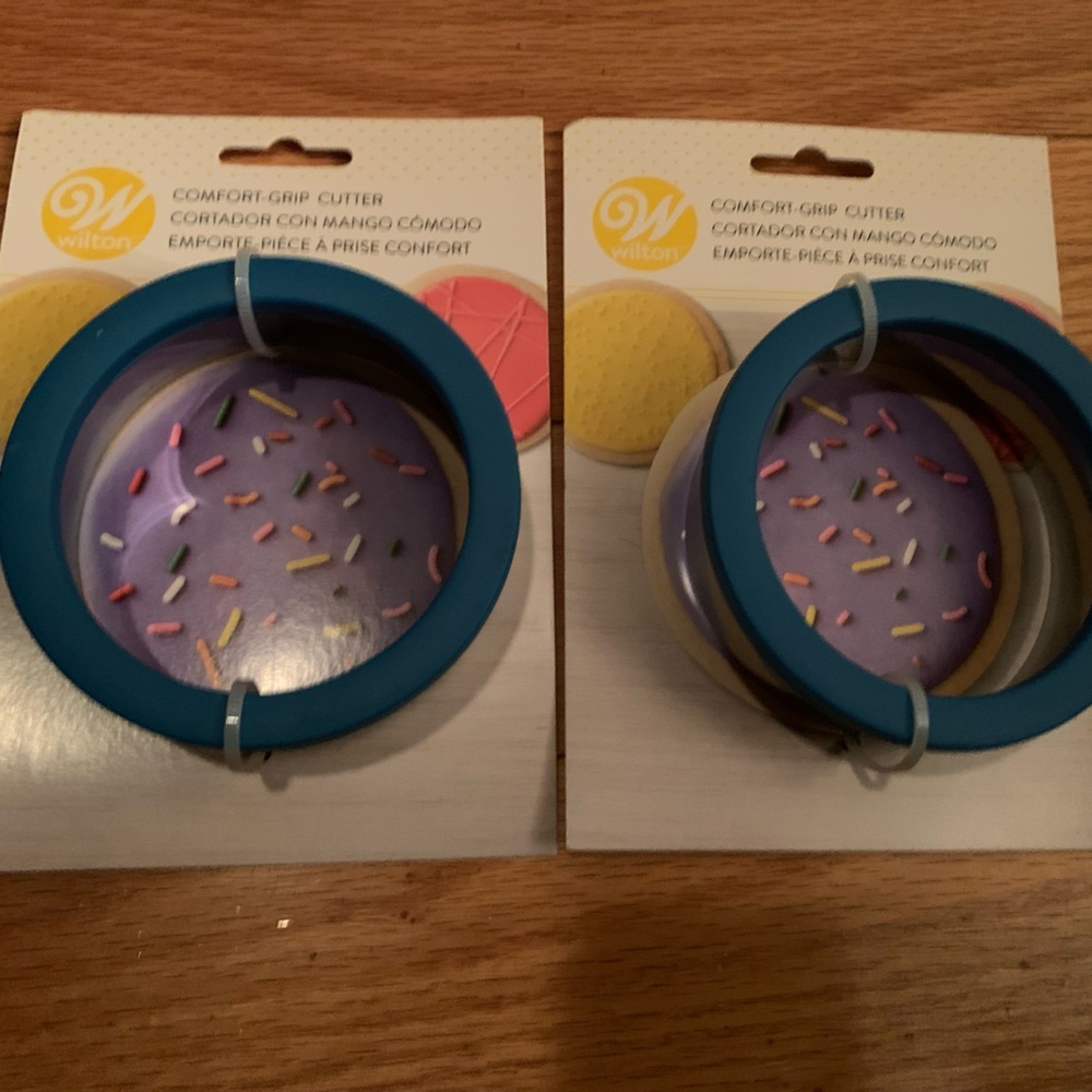 Comfort grip cookie cutters
